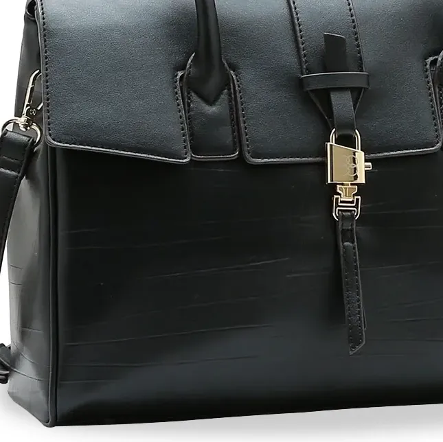 Detalhe frontal da bolsa Chenson Office Chic com fecho metálico dourado